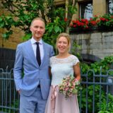 Die Eheleute Julia Kotte und Phillip Bobowski nach ihrer Trauung vor dem Rathaus in Recklinghausen