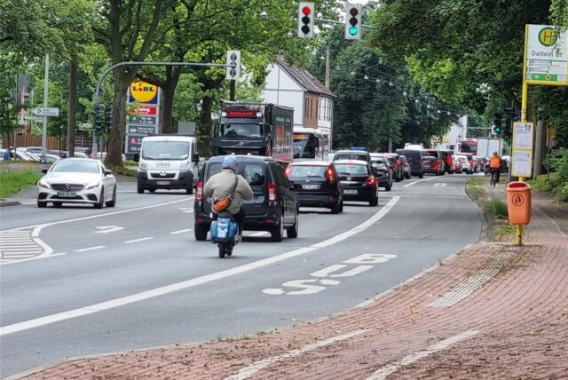 Autos fahren auf der B 235 in Datteln
