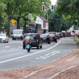Autos fahren auf der B 235 in Datteln