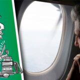 Ein Mann schaut durch ein Flugzeug-Fenster.