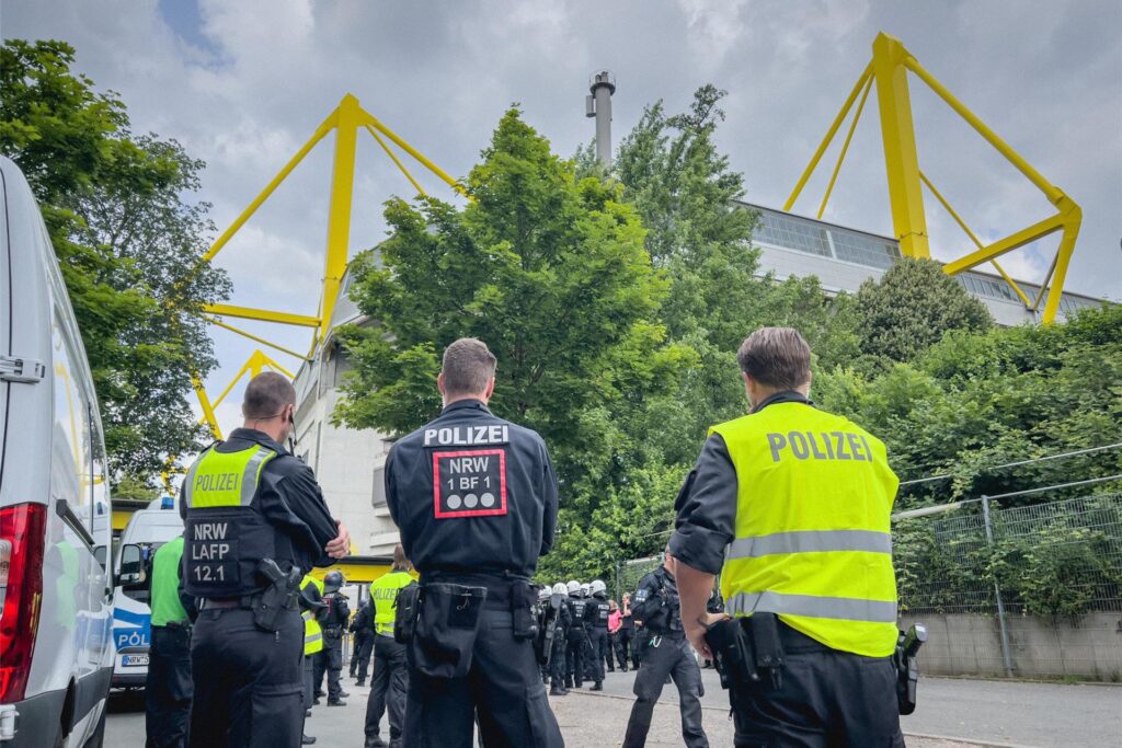 Polizeibeamte bei einer Übung für einen Großeinsatz in Dortmund im Juni 2023.
