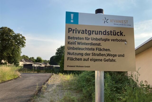 An der Einmündung zur Georg-Herwegh-Straße warnt ein Schild der Eigentümerin Vivawest vor dem Befahren der Baustraße und dem Betreten des Baugrundstücks.