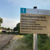 An der Einmündung zur Georg-Herwegh-Straße warnt ein Schild der Eigentümerin Vivawest vor dem Befahren der Baustraße und dem Betreten des Baugrundstücks.
