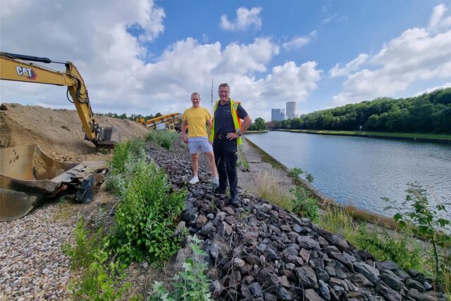 Christian und Thomas Bernemann von der Bernemann GmbH stehen am Dortmund-Ems-Kanal in Datteln.