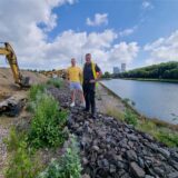 Christian und Thomas Bernemann von der Bernemann GmbH stehen am Dortmund-Ems-Kanal in Datteln.