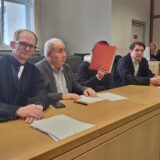 Versteckt hinter einem roten Aktendeckel: Der Angeklagte zwischen seinen Verteidigern Olaf Krekeler (li.) und Mustafa Köse (re) im Essener Landgericht. Neben ihm sitzt ein Dolmetscher.