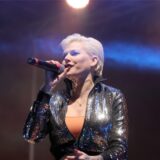Schlagersängerin Melanie Müller singt auf der Bühne.