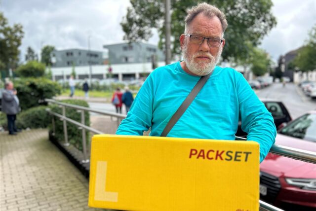 Jürgen Harker aus Dorsten musste eine lange Busfahrt in Kauf nehmen, um ein Paket abzuholen.