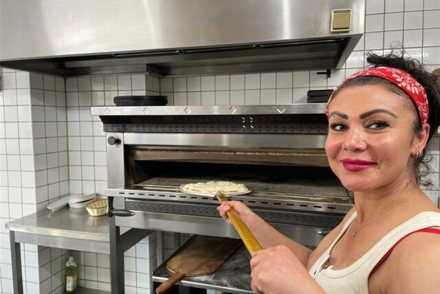 „Susi“ Seker schiebt in ihrem Restaurant „Susi’s Restaurant“ in Lütgendortmund eine Pizza in den Pizzaofen.