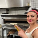 „Susi“ Seker schiebt in ihrem Restaurant „Susi’s Restaurant“ in Lütgendortmund eine Pizza in den Pizzaofen.