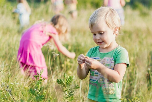Spiele im Wald und in der Natur oder Basteln mit neuen Freunden – das Casterix-Ferienprogramm hat 2025 viel im Angebot. (Symbolbild)