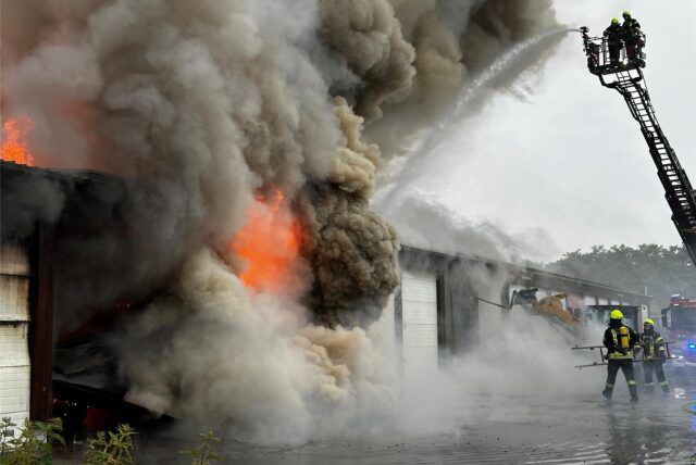 Mehrere Stunden brauchten die vier Löschzüge der Marler Feuerwehr, um den Garagenbrand an der Lise-Meitner-Straße zu löschen.