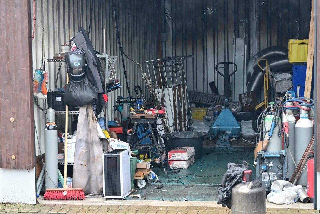 Die Gasflaschen lagerten in einer Halle an der Lise-Meitner-Straße. Feuerwehrleute löschten dort den Brand mehrerer XXL-Garagen aus der Distanz. Die Gasflaschen lagerten in einer Halle an der Lise-Meitner-Straße. Feuerwehrleute löschten dort den Brand mehrerer XXL-Garagen aus der Distanz.