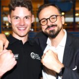 Basketball Regionalliga West, 2. Juli 2024, Hertener Löwen. David Ewald und Faton Jetullahi zeigen es an: Es geht weiter mit ihnen in der Rosa-Parks-Halle, und das in den nächsten drei(!) Jahren.