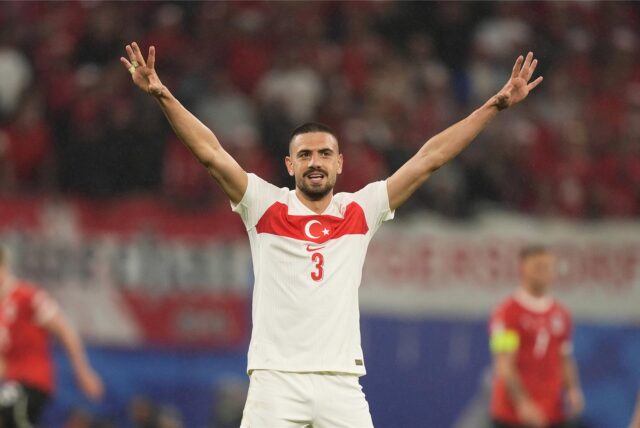 Doppeltorschütze Merih Demiral hebt seine Arme in die Luft.
