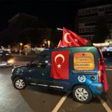 Ein Lieferwagen – mit türkischen Flaggen geschmückt – fährt auf dem Recklinghäuser Wallring.
