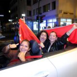 Drei Frauen sitzen mit türkischen Fahnen in einem offenen Cabriolet.