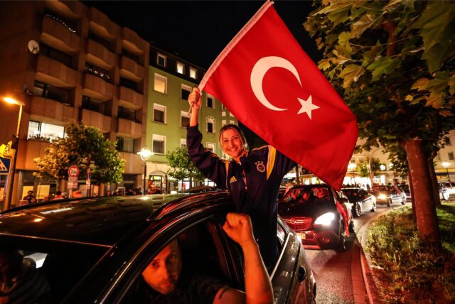 Fans feierten den Sieg der türkischen Mannschaft mit einem Autokorso am Borsigplatz.