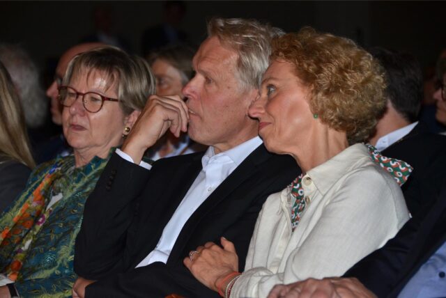 Sylvia Löhrmann, Ulrich und Birgit Wessel bei der Abschiedsfeier in der Aula.