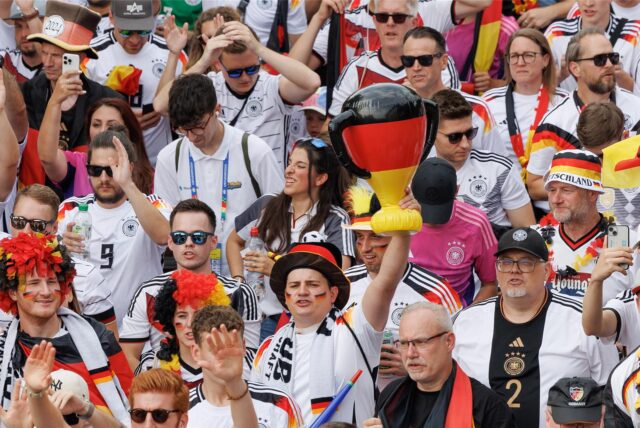 Fans der deutschen Fußball-Nationalmannschaft marschieren vor dem EM-Achtelfinale Deutschland gegen Dänemark beim Fanmarsch in Richtung Stadion in Dortmund.