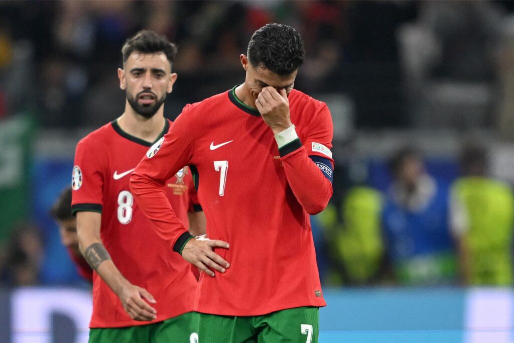 Portugals Cristiano Ronaldo ist nach seinem verschossenen Elfmeter im EM-Achtelfinale 2024 gegen Slowenien enttäuscht.
