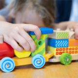 Kinder spielen im Rahmen eines Pressetermins in einer Kindertagespflege.