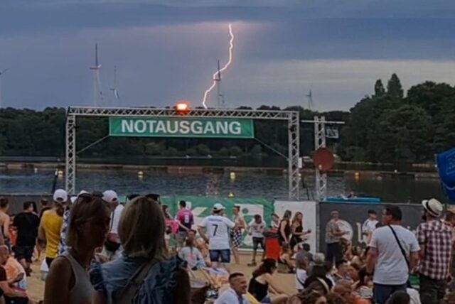 Ein Blitzeinschlag – fotografiert vom Gelände des Sunset Beach Festivals in Haltern.