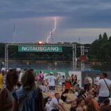 Ein Blitzeinschlag – fotografiert vom Gelände des Sunset Beach Festivals in Haltern.