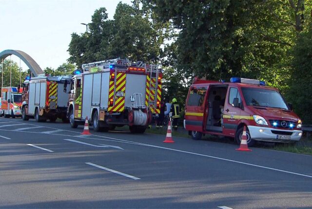 Krankenwagen und Feuerwehr-Autos am Dortmund-Ems-Kanal in Senden