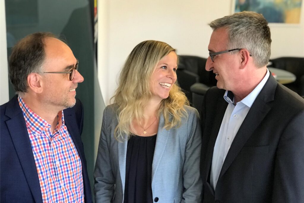 Stefan Fokken (Pressesprecher Sparkasse Vest Recklinghausen), Stefanie Eberhardt (seit Dezember 2018 Firmenkunden-Direktorin der Sparkasse Castrop-Rauxel) und Marktbereichsleiter Rainer Kruck (v.l.) Stefan Fokken (Pressesprecher Sparkasse Vest Recklinghausen), Stefanie Eberhardt (seit Dezember 2018 Firmenkunden-Direktorin der Sparkasse Castrop-Rauxel) und Marktbereichsleiter Rainer Kruck (v.l.)