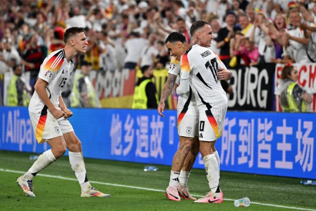 Deutschlands Jamal Musiala bejubelt sein Tor zum 2:0 im EM-Achtelfinale gegen Dänemark mit Nico Schlotterbeck und David Raum.