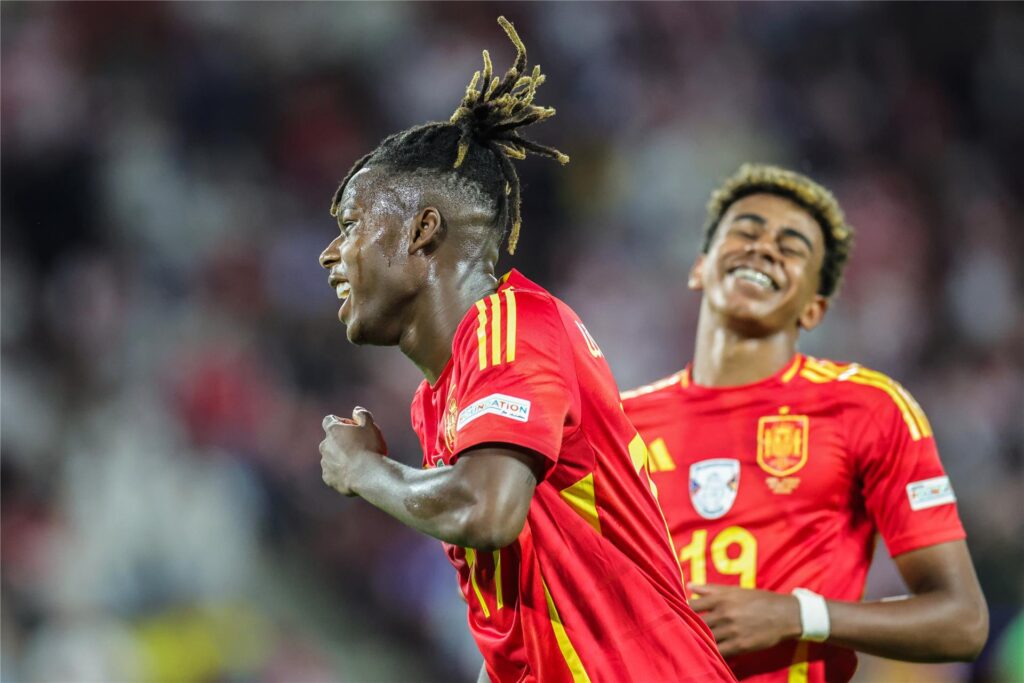 Spaniens Nico Williams jubelt nach seinem Tor zum 3:1 im EM-Achtelfinale gegen Georgien mit Lamine Yamal. Spaniens Nico Williams jubelt nach seinem Tor zum 3:1 im EM-Achtelfinale gegen Georgien mit Lamine Yamal.