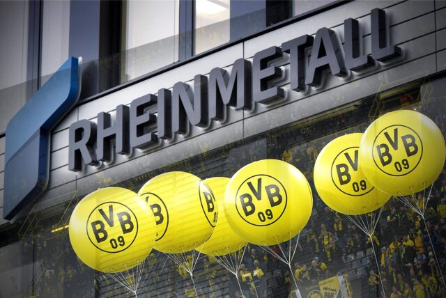 BVB-Ballons hängen vor dem Rheinmetall-Logo.
