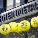 BVB-Ballons hängen vor dem Rheinmetall-Logo.