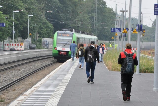 S-Bahn-Zug und Reisende an einem Bahnsteig des Castrop-Rauxeler Hauptbahnhofs.