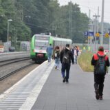 S-Bahn-Zug und Reisende an einem Bahnsteig des Castrop-Rauxeler Hauptbahnhofs.