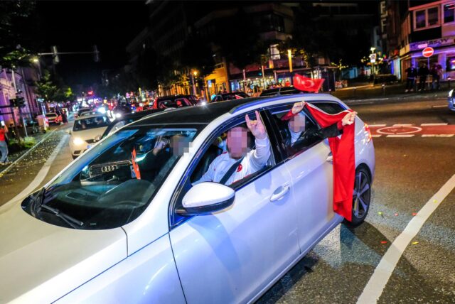 Beim Autokorso nach dem türkischen Sieg gegen Österreich zeigten einige Fans den sogenannten Wolfsgruß.