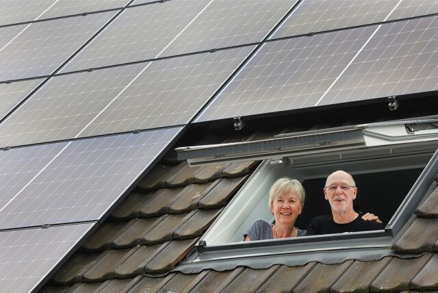 Andrea und Hartmut Rauer haben sich dazu entschieden, Solarpaneele auf ihr Dach bauen zu lassen. Seitdem freuen sie sich über den selbst produzierten Strom.