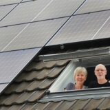 Andrea und Hartmut Rauer haben sich dazu entschieden, Solarpaneele auf ihr Dach bauen zu lassen. Seitdem freuen sie sich über den selbst produzierten Strom.