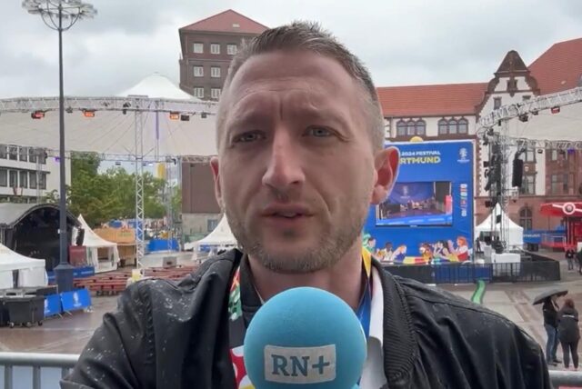 Philipp Pohl spricht am Friedensplatz Dortmund in ein Mikrofon.