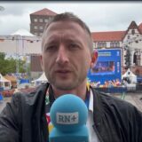 Philipp Pohl spricht am Friedensplatz Dortmund in ein Mikrofon.