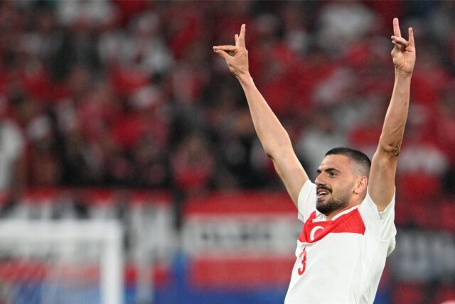 Merih Demiral von der Türkei (r) jubelt nach seinem zweiten Treffer zum 0:2 und zeigt dabei den Wolfsgruß.