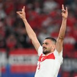 Merih Demiral von der Türkei (r) jubelt nach seinem zweiten Treffer zum 0:2 und zeigt dabei den Wolfsgruß.