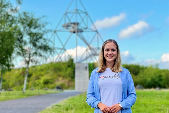 Vanessa Vohs steht vor dem Tetraeder.