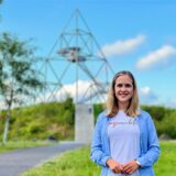 Vanessa Vohs steht vor dem Tetraeder.