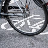 Ein Fahrrad auf einem Fahrradweg