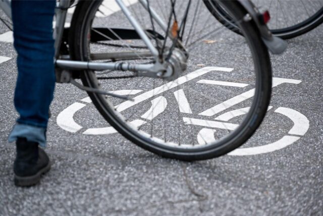 Ein Fahrrad auf einem Fahrradweg