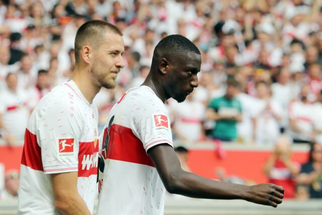 Waldemar Anton und Serhou Guirassy gehen über den Platz.