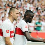 Waldemar Anton und Serhou Guirassy gehen über den Platz.