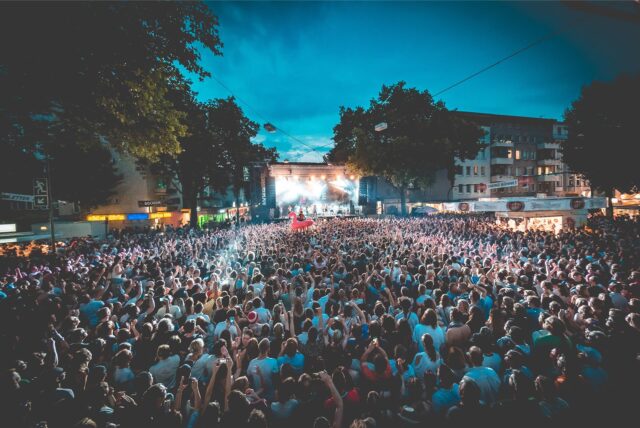 Mehrere tausend Besucherinnen und Besucher stehen in der Bochumer Innenstadt vor einer Bühne.